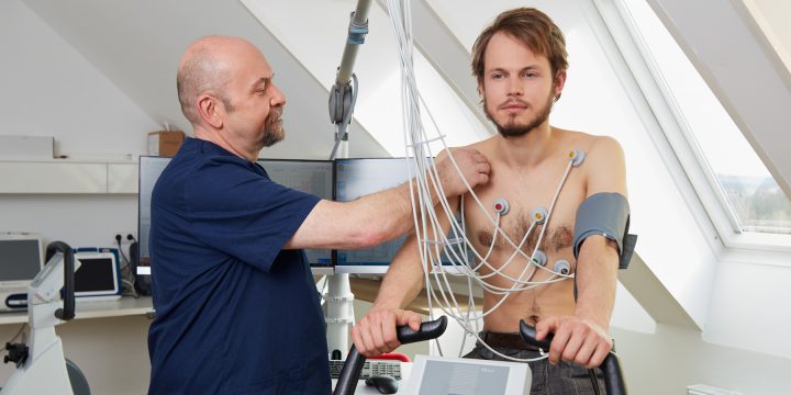 Arztassistent Thomas Rüscher bereitet einen Patienten auf das Belastungs-EKG vor.
